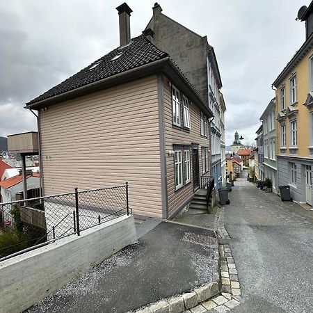 Apartamento Sjarmerende Bolig Like Ved Togstasjonen Bergen Exterior foto